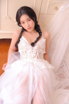 美女趴开内衣露出尖尖的奶头